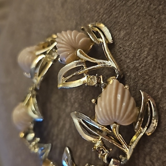 5/$25 VTG 1950s Carved Acrylic Floral Metal Bracelet FLAWED - Picture 4 of 9